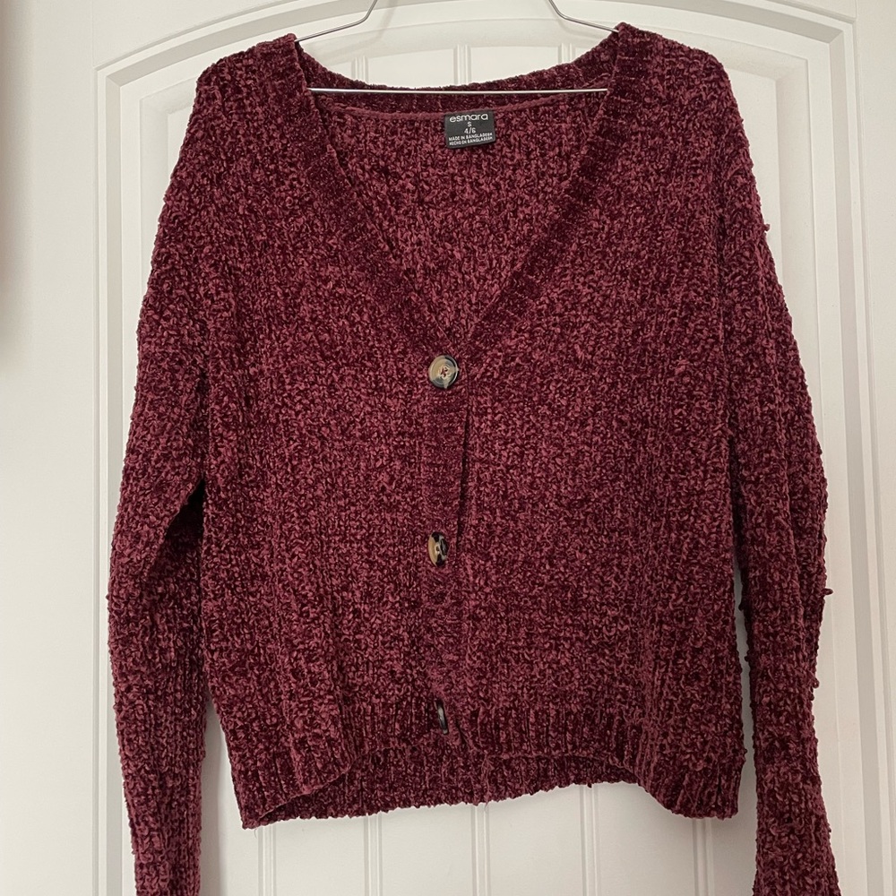 Crop knitted cardigan.